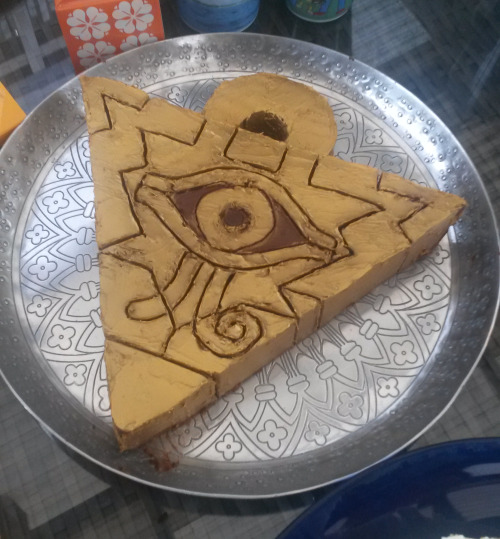sketch-elf:  Forgot to post this yesterday, but, as per tradition, @sketch-wolf and I made a fandom-themed cake for the birthday party we had with our family. So, because it’s the 20th anniversary of Yu-Gi-Oh! this year, we made a Millennium Puzzle