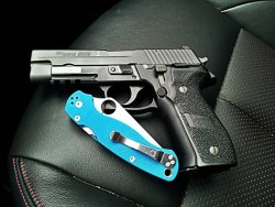 gunsngear:  Sig Sauer P226 and Spyderco