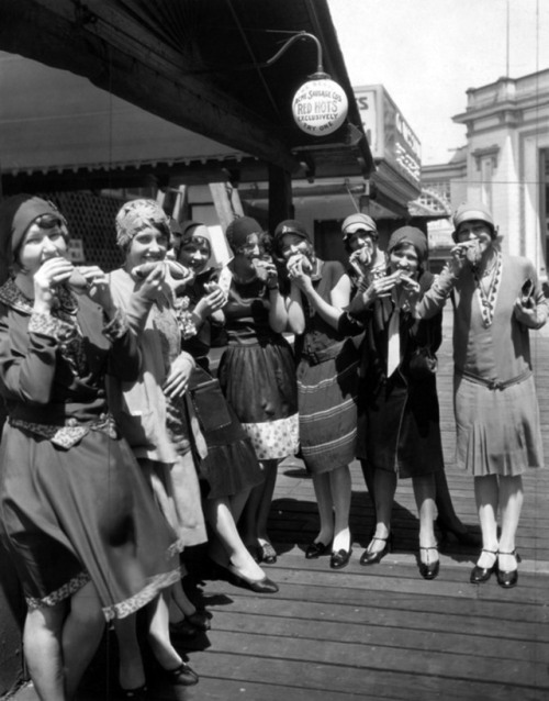 Chicago Women Eating Hot Dogs, 1920s. Found on 24hoursinthelifeofawoman.tumblr.com