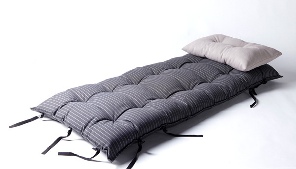 tinyhousedarling:  Bed Turns Into an Armchair 