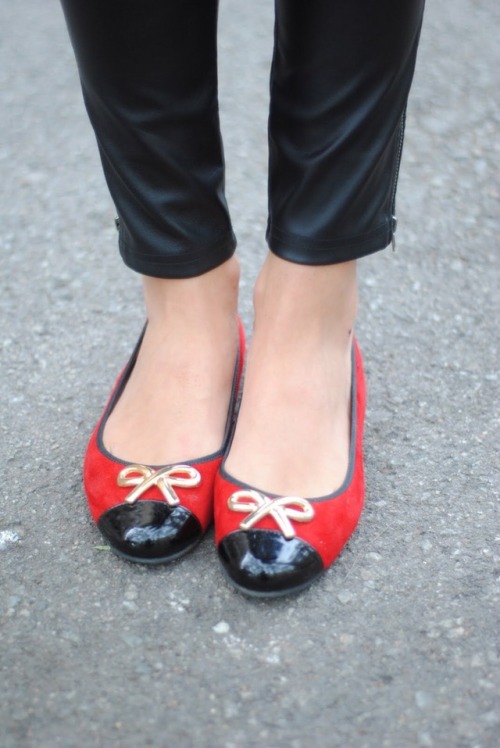 flatsfan:  Stylish in her red flats