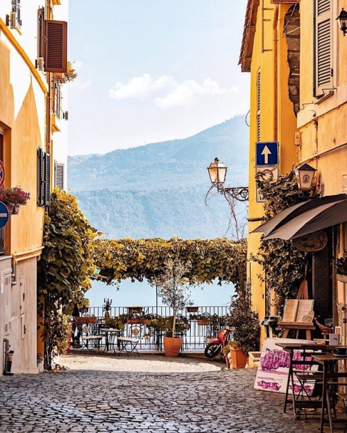 C A S T E L G A N D O L F O // Qui siamo a Castel Gandolfo, un altro piccolo gioiello dei Castelli R