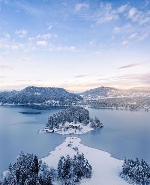 Der Faaker See in Kärnten © @ben____photography#weloveaustria #winter #lake #carinthia #nature #pl