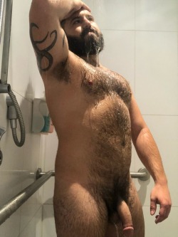 wandrbearx:  furryjedi:   After gym shower