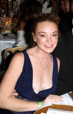 bluebelles1:  Lindsay Lohan’s nipslip