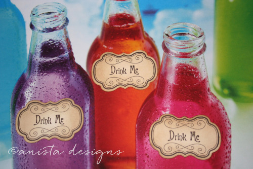 Summer parties in style with our ever so cute Alice in Wonderland “Eat Me” and “Drink Me” tags!