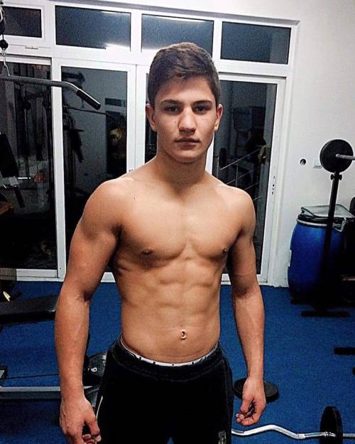 salamanderdan:  Raichoo Iwanoww my wrestler friend from Bulgaria is so awesome, and has an amazing body for 19years!