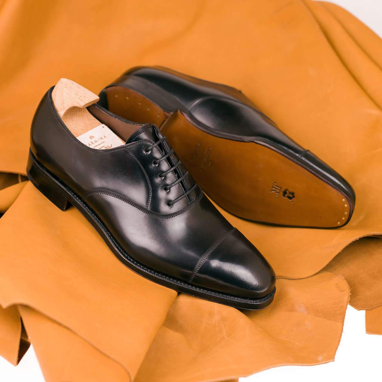 Carmina shoemaker — Our cap toe Oxfords 80386 in black Shell 