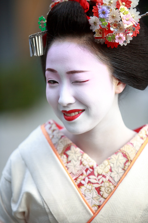 Remember that nice shooting at Kyoto Station ? Here are more pictures with a tender &ldquo;behin