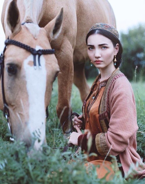 iuvencula: Tatar girl in folk costume (Source: Vkontakte)