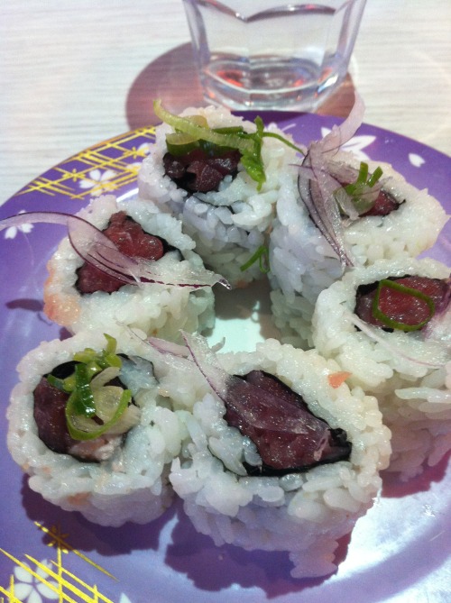 kyubox:  Today I found a place that served negitoro. As you can see, this is a dish where the pink tuna belly is served with a bit of green spring onion. Completely apropos to nothing, I would like to point out that the spring onion is on top. The spring