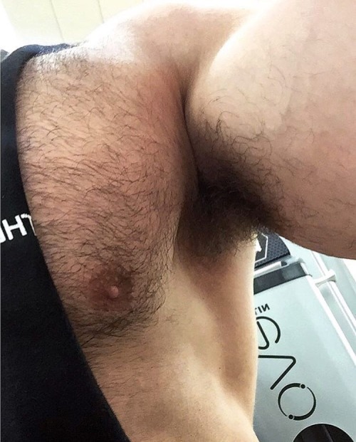 massivemusclebears: He said, “Start with the nip then the pit and then I’ll let you know