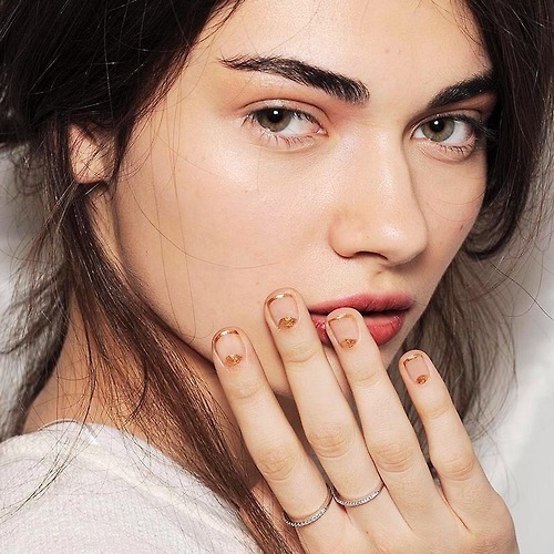 fausses-apparences:  Message me if you have a fashion blog!! Need more blogs to follow