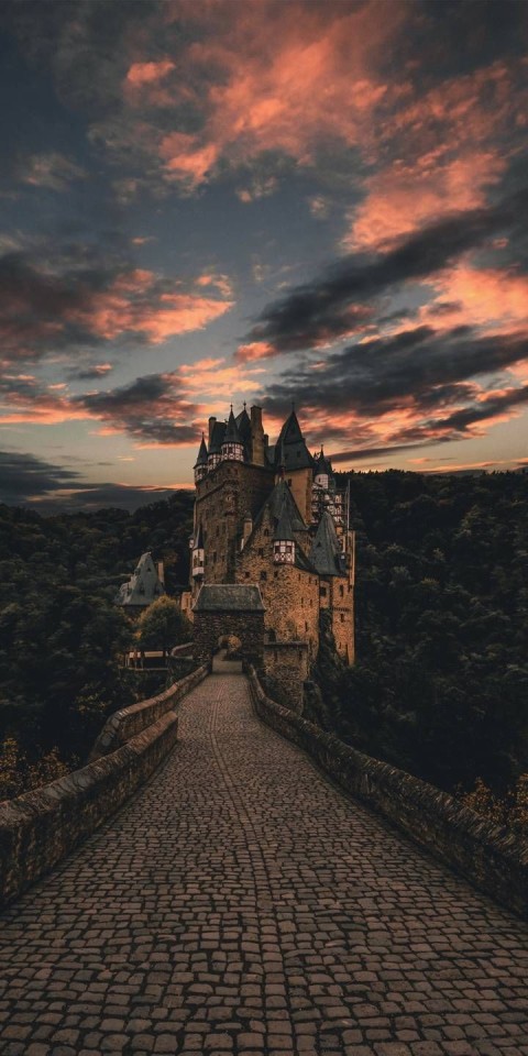 Featured image of post Dark Academia Castle - Dark academia is a tiktok and tumblr aesthetic and subculture centered around higher education, writing/poetry, the arts, and classic greek and gothic architecture.