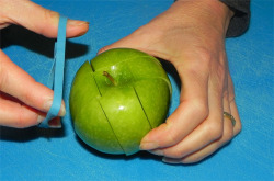 onefitmodel:  yumomnomnom:  Keep your apple slices from going brown by securing them with a rubber band, ready to eat!  This is the single best tip I have learnt from being a fitblr haha 