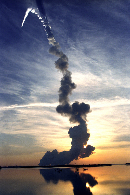humanoidhistory:  A spectacular view of the Shuttle Discovery hurtling toward space from Cape Canaveral, May 27, 1999. (NASA) 