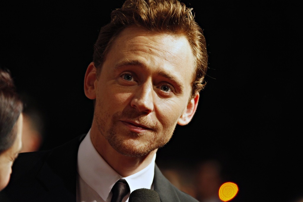 applepievalaeria:  Which hair do we like the best on Tom Hiddleston? Gold locks or