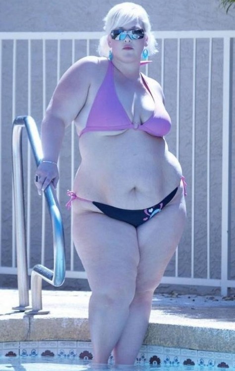 likefat1: Hanging out by the pool #bbw via LikeFat.com