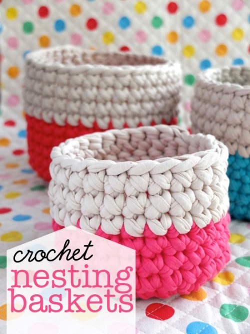 motleycraft-o-rama:How to Crochet Nesting Baskets: from Do It Darling.