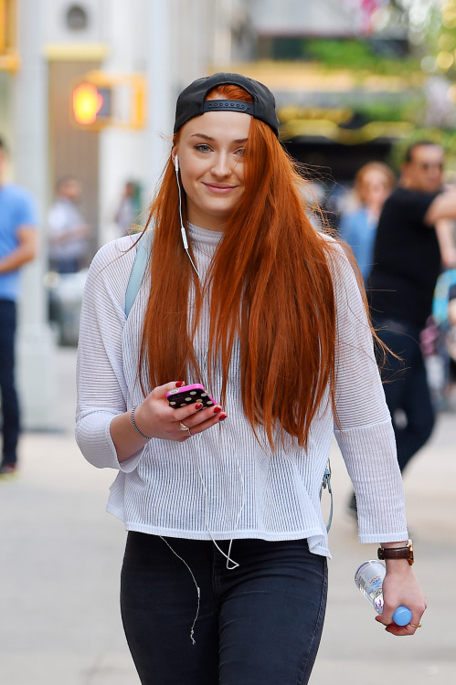 Porn Pics celebpap: May 3rd: Sophie Turner out and