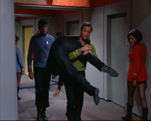 captaincrusher:James Tiberius Kirk carrying around grown men like they weigh nothing is my jam.