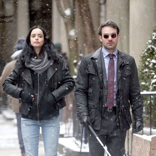 netflixdefenders:Krysten Ritter and Charlie Cox filming The Defenders on February 3, 2017/ NYC