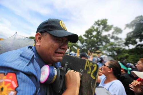 strengthandlace:  lickystickypickyshe:  This happened few days ago (7/22) when the president of the Republic of the Philippines delivered his State of the Nation Address(SONA). Since this is an important event, many of the police force were deployed to