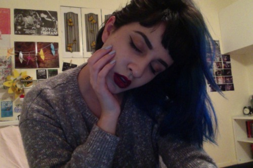 yokto:  carbon2:  six selfies???  she’s an angel