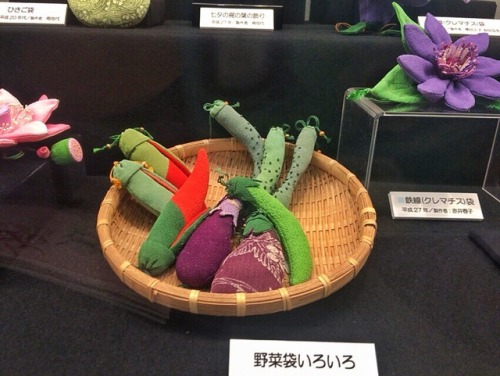 gachimushi: shoku-and-awe: More pictures from the chirimen exhibit! A very summery display of mornin