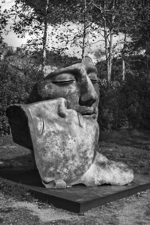 jareckiworld: Sculptures of Igor Mitoraj at the exhibition in Pompeii   (photo by Michał Magdzi