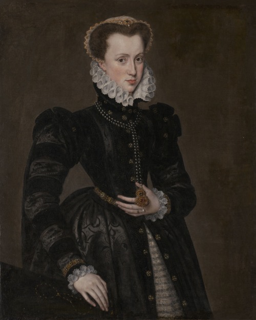 history-of-fashion:1560-1570 Follower of Antonis Mor - Portrait of a Court Lady(Art Institute of Chi