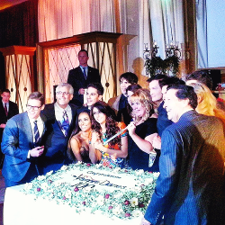 niansomerhalder:  TVD Casts cutting cake
