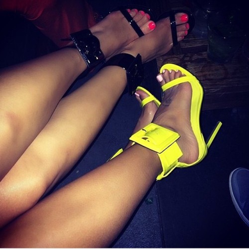 @modelsandheels #modelsandheels #legs #feet #toes #heels #skinny #inspo #fitspo #models #pool #summe