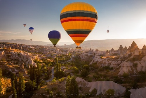 mymodernmet:  A historical region in Central Anatolia in Turkey, Cappadocia is known for its unusual, moon-like landscape. It’s a mixture of naturally formed hills, deep canyons, valleys, and conical rock formations called “fairy chimneys” that
