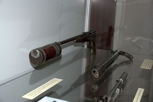 diyselfdefense: An exhibit of confiscated homemade firearms at a police museum in Prague