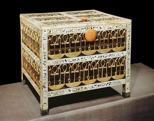 snatch-daddy: sighinastorm: historyarchaeologyartefacts: Coffer from the tomb of Tutankhamen made fr