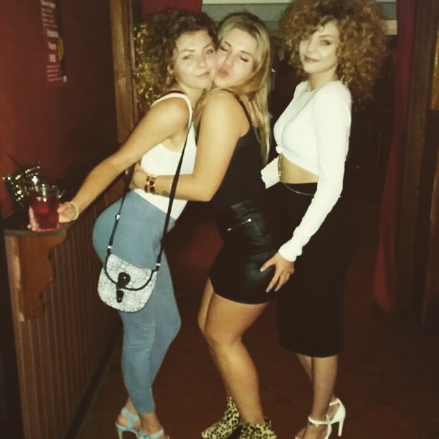 bellageorgina:  These girls 😍 #triplets #twins #vegetarians #grabbingmybutt  Who