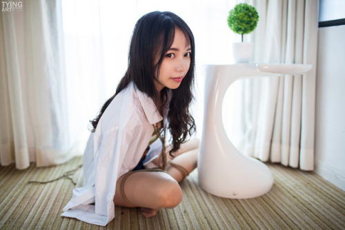 www.tyingart.com/gallery/00702 白いシャツのmihoちゃんは緊縛画像をつづける、第二段階はもとの緊縛式の上に海老縛りを追加し。
