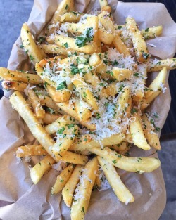 everybody-loves-to-eat:   PARMESAN FRIES🍟 