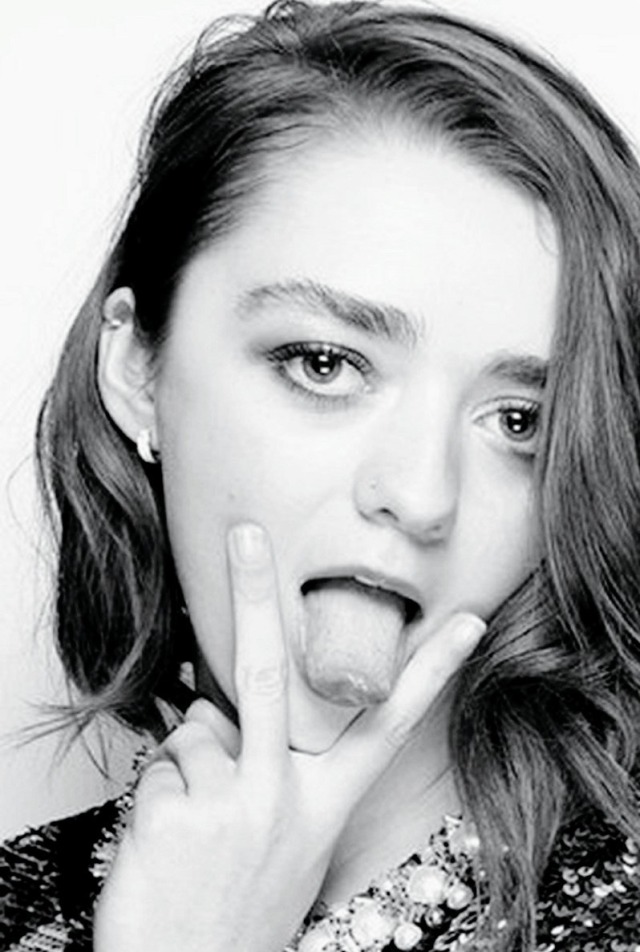 Please reblog and follow The Hottest Hollywood Celebs 
Maisie Williams