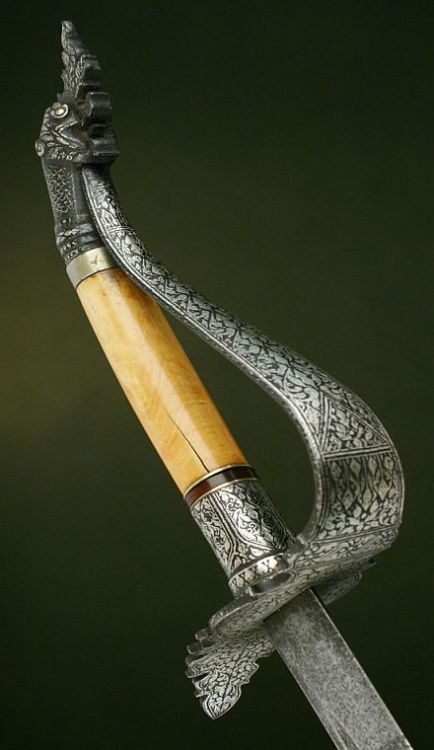 art-of-swords:Vietnamese SwordDated: circa 18th centuryCulture: VietnameseMedium: steel, wood, velve