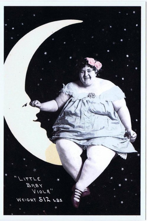 thehistoryofheaviness: Little Baby Viola, 512 pounds, seated on a paper moon