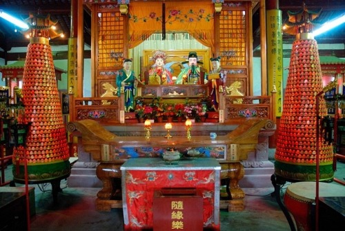 divinum-pacis: Altar to Shangdi (上帝 “Highest Deity”) and Doumu (斗母 “Mother of the 