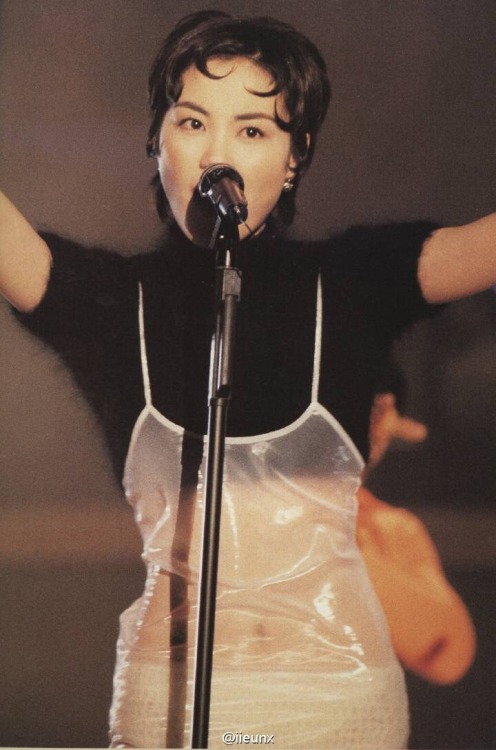 niubibeijing:  Faye Wong singing a concert with no pants and generally just not giving a fuck, because she is AMAZING.