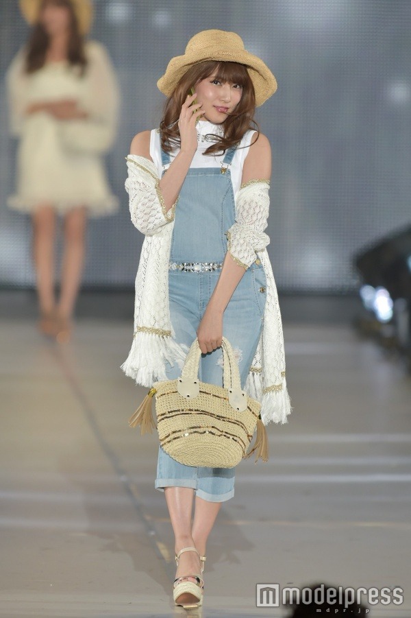 renacchiizu: Kato Rena &amp; Iriyama Anna at KANSAI COLLECTION 2017 SPRING＆SUMMER