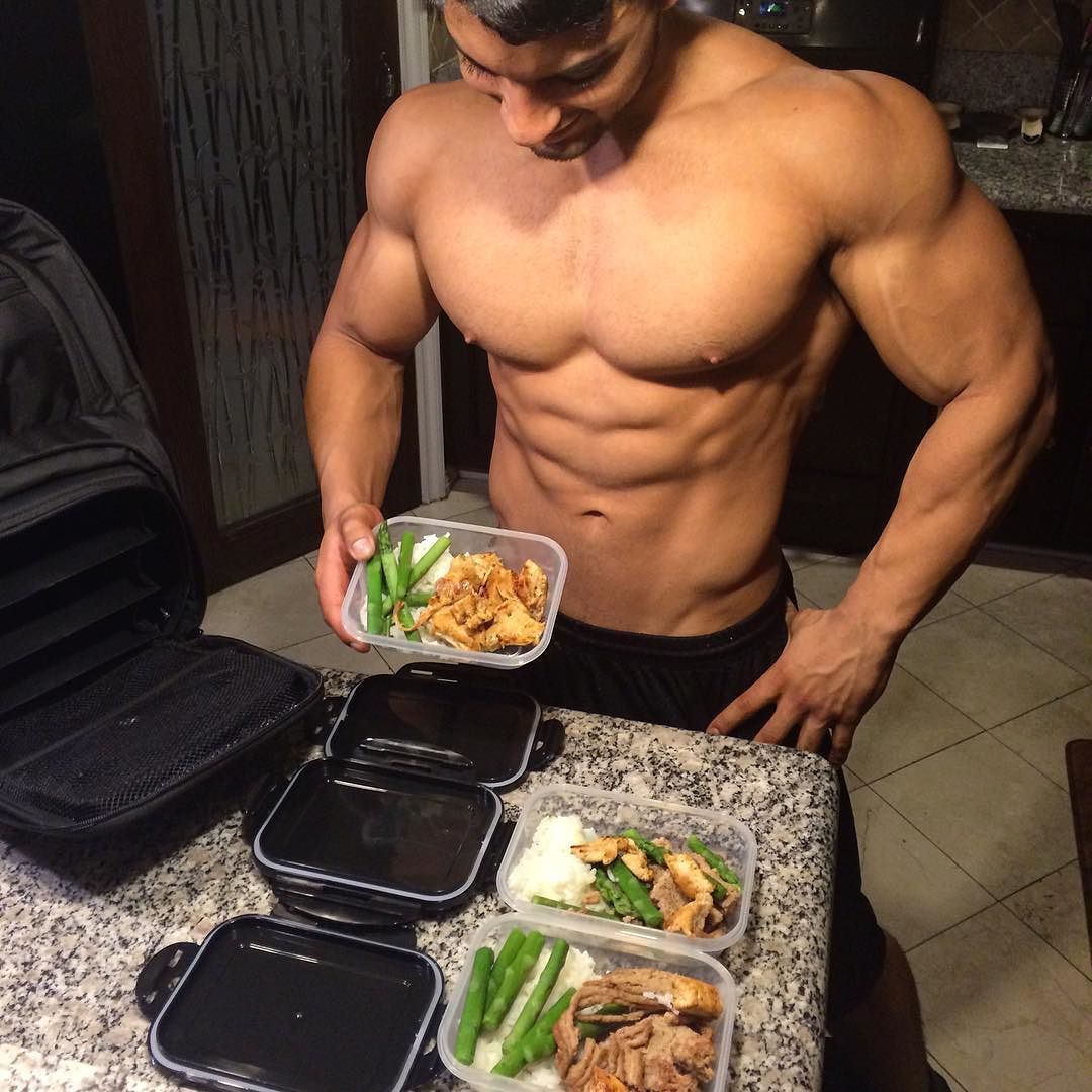 keepemgrowin:  Muscleboy and his muscle meals… 