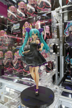 ninetail-fox:  Hatsune Miku ,Shinjuku 