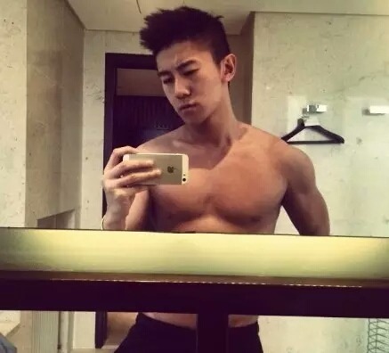 国民校草董晨变肌肉男模！