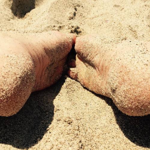 Wet, wrinkley, sandy feet. #beachfeet #lickmydirtyfeet #lovefeet #footfetish #footfetishnation #dirt