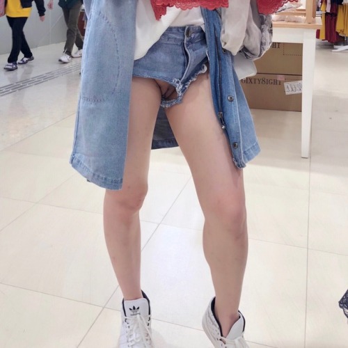 chuliuxiang: loveexposed-wife: Shopping day 購物日 猜猜这是哪